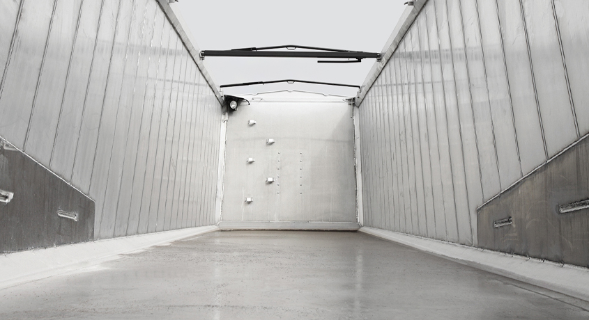 Die Länge und Breite des Ladekas-tens ermöglichen den Transport von bis zu 26 Paletten. Optional ist eine abgerundete Kastenmulde, um Materialrückstände in Ecken und Kanten zu verhindern.
