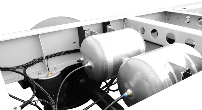 Optionale Ausstattung aus Aluminium: Felgen, Füllböcke, Luftbehälter, Unterfahrschutz, reduzieren das Gewicht des Aufliegers.
