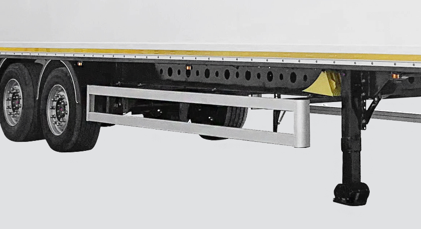 Seitlicher Unterfahrschutz, gefertigt aus Aluminium.
