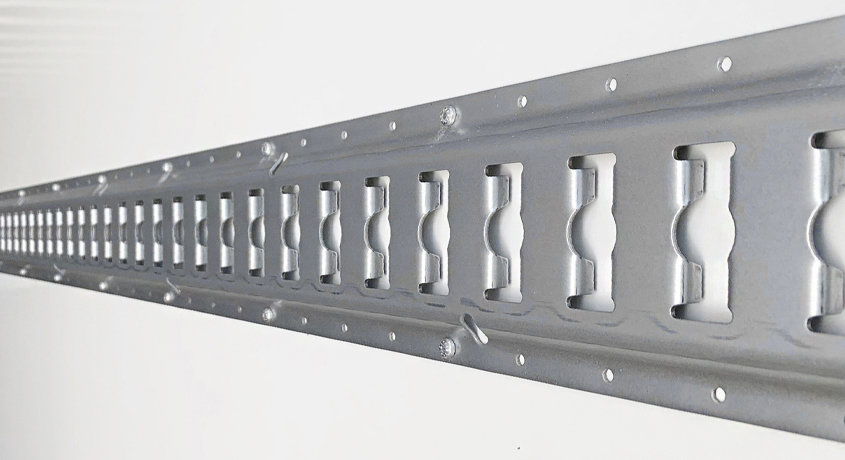 Zurrschienen zur Ladungssicherung, Aluminiumdach.
