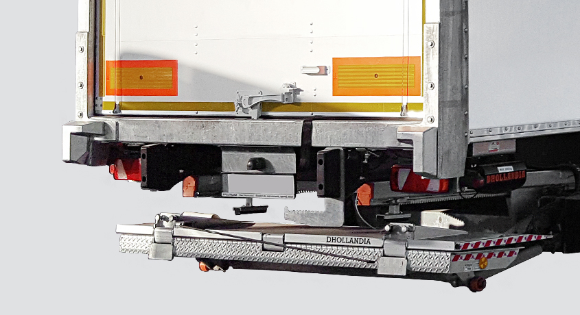 Aluminium-Rollportal mit Ladebordwand.
