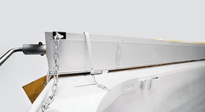 Die kippbare Aluminiumplatte sichert die Plane während des Be- und Entladevorgangs über die gesamte Länge.
