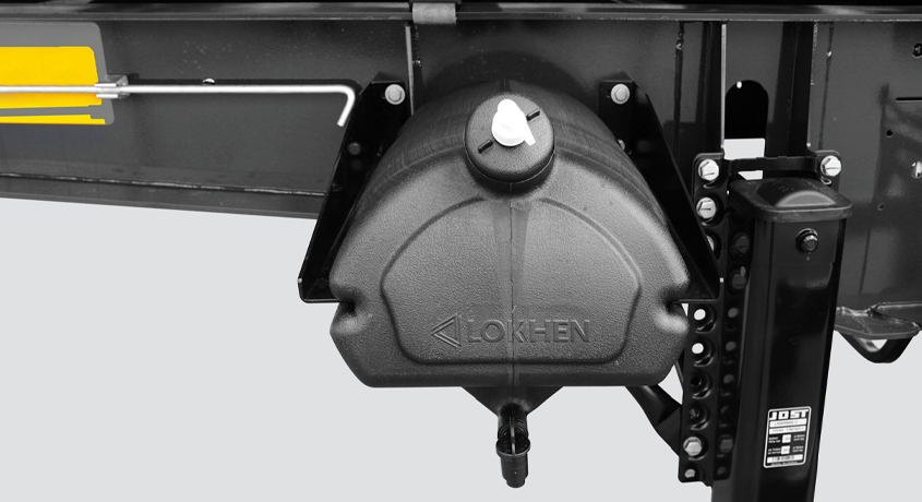 Ein Wassertank mit Seifenspender sowie ein großer Werkzeugkasten gehören zur Standardausstattung der Auflieger.
