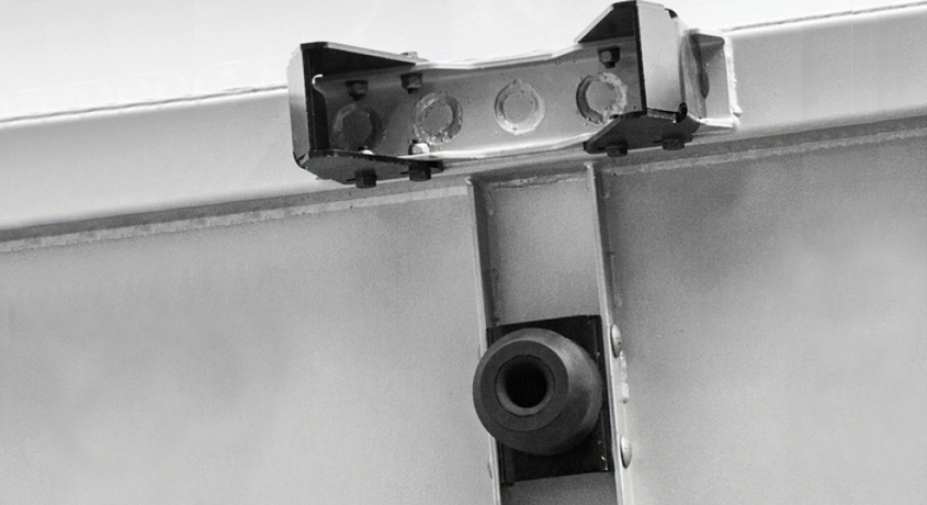Die einstellbaren Führungen und der stoßdämpfende Stabilisator der Kastenmulde sind einstellbar.
