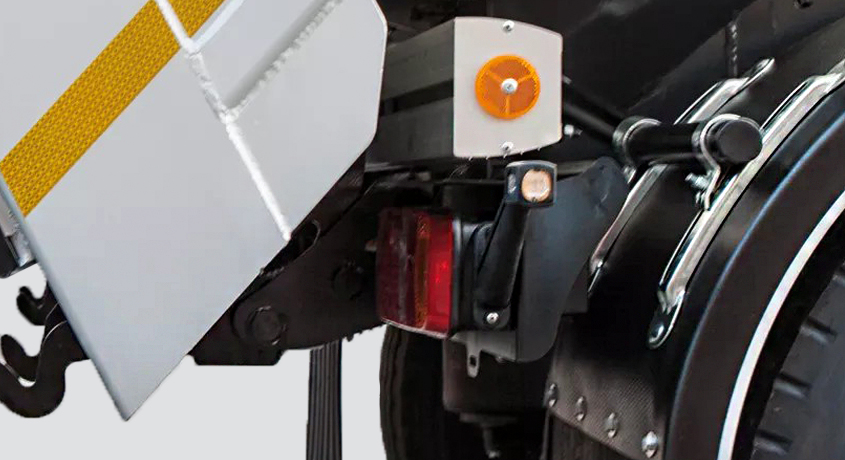 Leichte und handliche Aluminiumstoßstange.Die selbstsichernde Stahlstoßstange ist Teil der Serienausstattung. Das Heck ist für die Arbeit mit Asphaltfertigern ausgerichtet.
