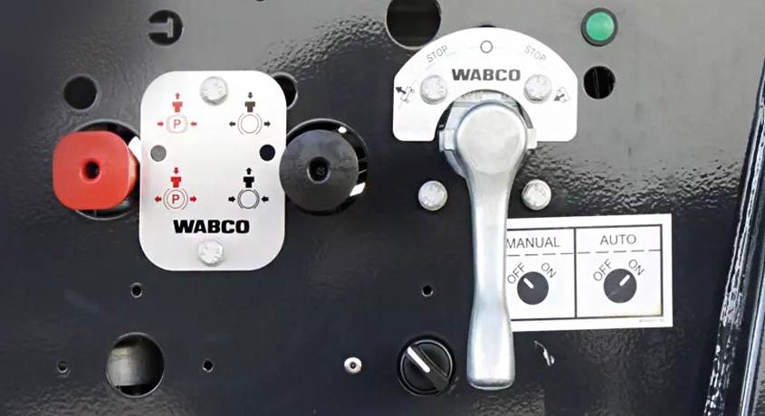 Das automatische Anheben der ersten Achse wird über dieses System gesteuert.
