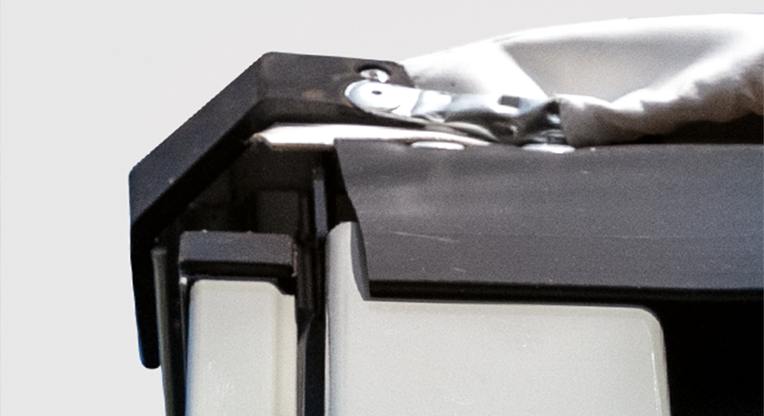 Abgeschrägte obere Ecke zur Vermeidung von Kollisionen beim Drehen des Aufbaus.
